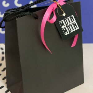 Bolsa de papel couche con asas de macrame agujeta 30x40 cm color negro personalizable