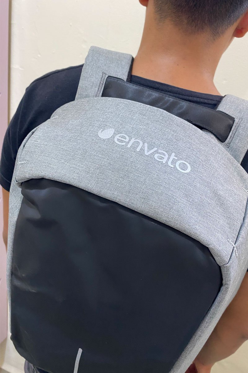 Mochila gris-negro antirrobo cierre oculto para laptop de 14" personalizable