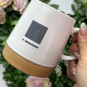 Taza cerámica blanca con base de madera